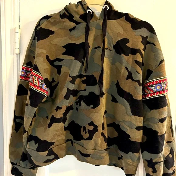 Zara Camo Sweatshirt with arm detail - Picture 2 of 3